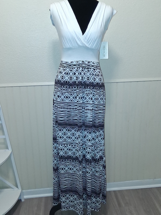 Filly Flair Dresses & Skirts - Filly Flair White and Black Geometric Print Maxi Dress